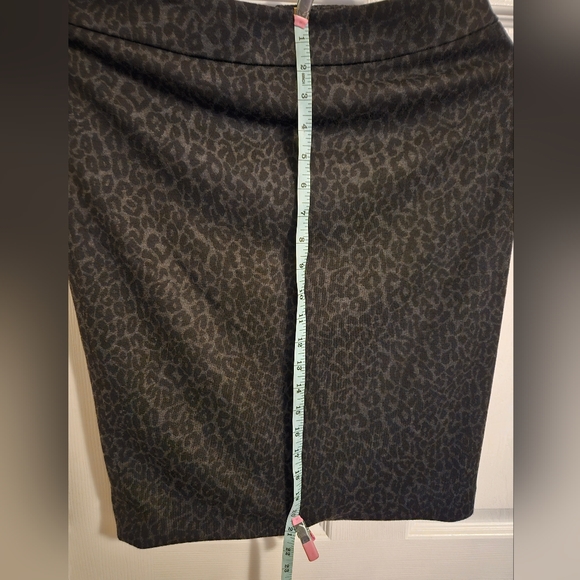 Loft size 6 Animal Print Skirt Very Very Soft, Take a look - Picture 5 of 6
